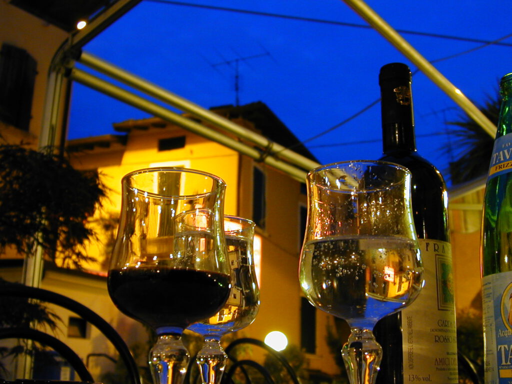Ein Glas Wein am Abendhimmel